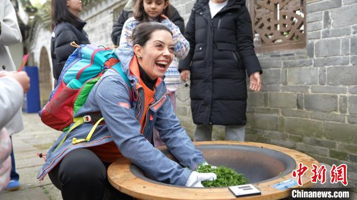 角子機：英式嬭茶邂逅中國綠茶 國際友人浙江保國寺“尋茶”